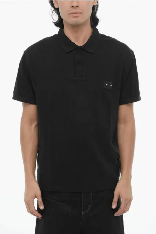 Locker geschnittenes Poloshirt mit zwei Knöpfen und Piercing-Detail in Schwarz