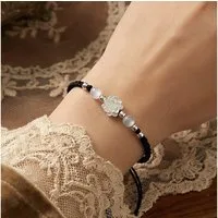 The Beauty House Armband Edelstein Armband mit Perlen & Blütenmotiv, – Eleganter Damenschmuck in Schwarz & Weiß