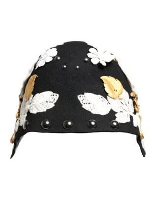 Schwarzer Wollhut mit weißen Blumen und goldenen Blättern
