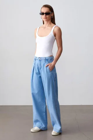 Hochtaillierte weit geschnittene Baumwoll-Jeans