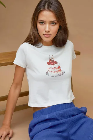 Bedrucktes Regular Fit Rundhals T-Shirt aus 100% Baumwolle mit cropped Schnitt