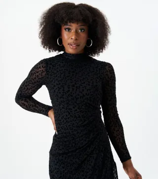 Schwarzes, hochgeschlossenes Midikleid „Animal Devore“.