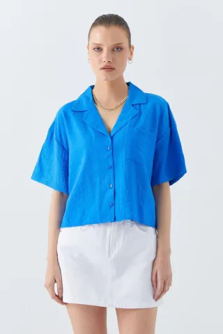 Lässiges Button-Up Cropped Shirt mit Tasche