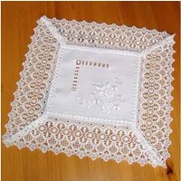 matches21 HOME & HOBBY Tischdecke Kleine Mitteldecke CORA Spitze & Stickerei Landhaus-Stil 35x35 cm (1-tlg), Pflegeleicht & waschbar bei 30 °C
