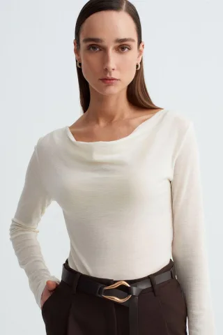 Taillierte Wollstrick-Bluse mit Schalkragen