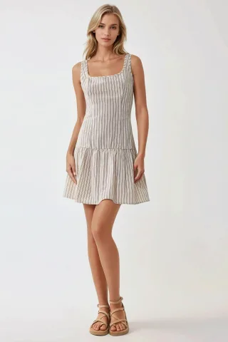 Tailliertes Mini-Kleid mit quadratischem Kragen