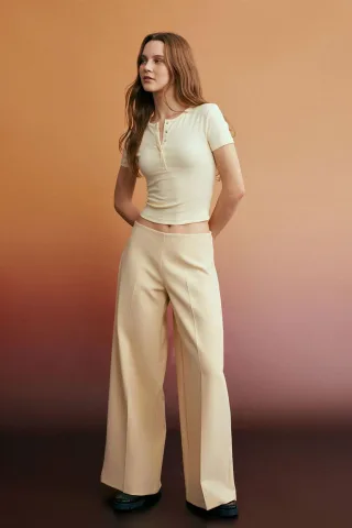Hoch taillierte weite Crepe-Hosen