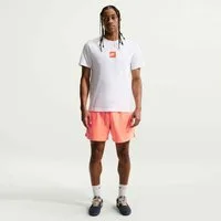 Nike T-Shirt Nike Sportswear T-Shirt mit sportlichem Rückenprint, hüftbedeckende Länge, Kurzarm, Rundhals