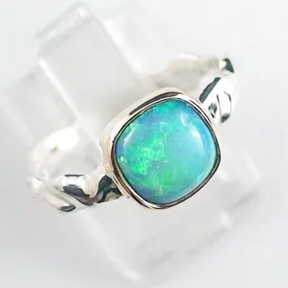 935er Silberring mit 1,40 ct Crystal Opal und 18k-Gelbgoldfassung