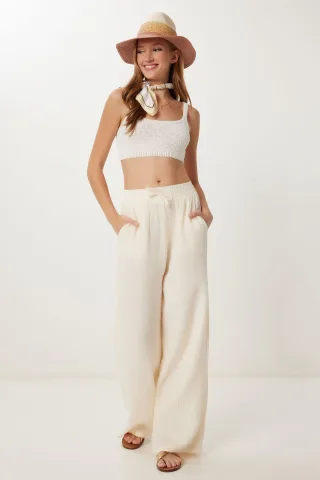 Weite Hosen mit Bindegürtel und Bindungsdetails