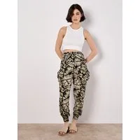 Apricot Jogger Pants Jogginghose mit tropischem Blattmuster