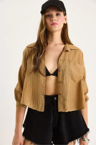 Texturierte gestreifte Cropped-Bluse mit Knopfverschluss und Tasche