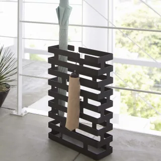 Yamazaki Schirmständer schmal 30x43x10cm Metall schwarz. Ein moderner Blickfang für die strukturierte Organisation nasser Regenschirme.