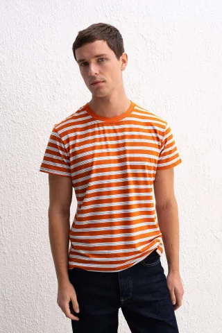 Schmal geschnittenes gestreiftes Rundhals-T-Shirt