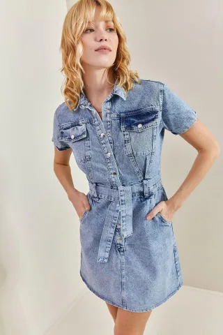 Mini-Denimkleid mit Shirtkragen und Gürtel