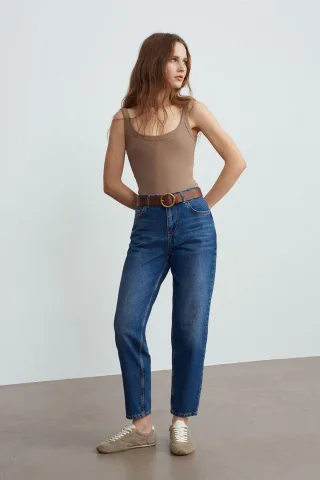 Niedrig geschnittene gerade Baumwolljeans