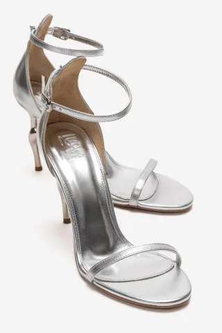 Yelena Pumps mit Knöchelriemen und Stilettoabsatz