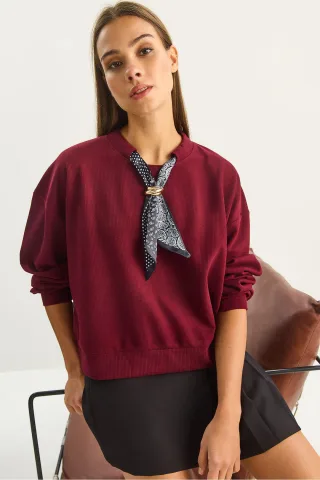 Rippstrick-Sweatshirt mit Rundhalsausschnitt und Schal-Zubehördetail