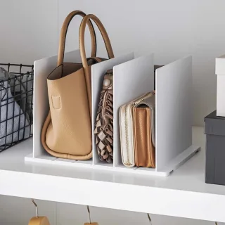 Yamazaki Taschen-Organizer verstellbar platzsparend Smart – weiß. Helle Ästhetik und flexible Struktur für Ihre Taschen-Sammlung im modernen Schrank.
