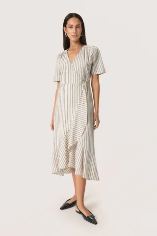 Kleid SLAnvitte Kleid Feminine Form