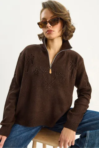 Bestickter Pullover mit Reißverschlusskragen