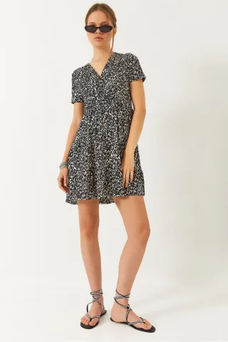Gepunktetes V-Ausschnitt-Minikleid