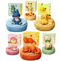 The Pokémon Company Sammelfigur schlafende Pokemon Figuren mit Kissen Sammlerstück Auswahl z.B Pikachu, Pikachu, Glumanda, Bisasam & co