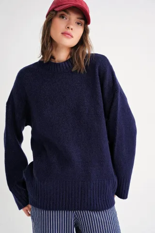 Übergroßer gerippter Strickpullover mit Rundhalsausschnitt