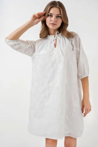 Besticktes Spitzen-Minikleid mit Knotenverschluss
