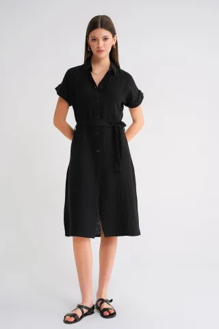 Lässig geschnittenes Midi-Kleid mit Hemdkragen und Knöpfen