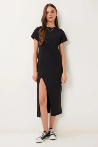 Schlankes Midi-Kleid mit seitlichem Schlitz
