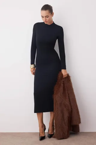 Unifarbenes, langes, figurbetontes Maxikleid für Damen, ideal für Abschlussfeiern oder Ball.