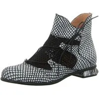 Simen Stiefelette