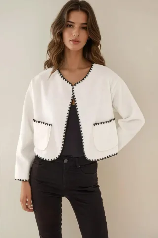 Kragenlose Jacke mit Kontrastnähten