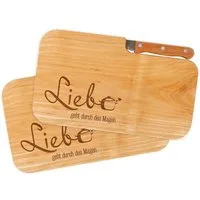 Herz & Heim Frühstücksbrett im 2er Set mit Gravur - Brettchen als Geschenk für Paare & Familien, geöltes Erlenholz, mit integriertem Messer
