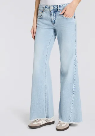 Herrlicher 5-Pocket-Jeans "Edna Kama Denim" Flared Fit, extra Weite
