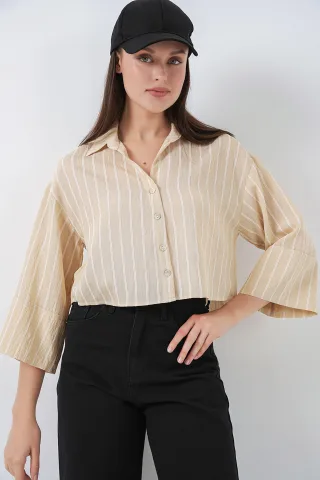 Übergroßes gestreiftes cropped Shirt mit Knopfverschluss