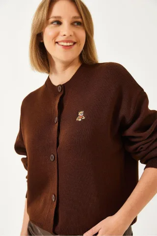 Gestickter Knopfverschluss-Rippstrick-Cardigan