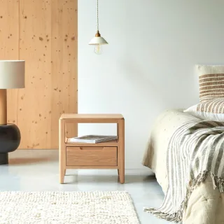 Nachttisch Arto aus massiver Eiche mit 1 Schublade