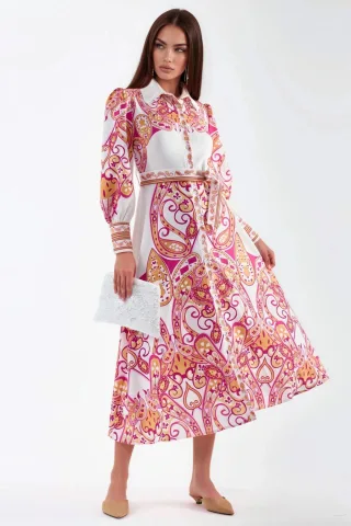 Maxikleid mit Paisleymuster und Gürtel