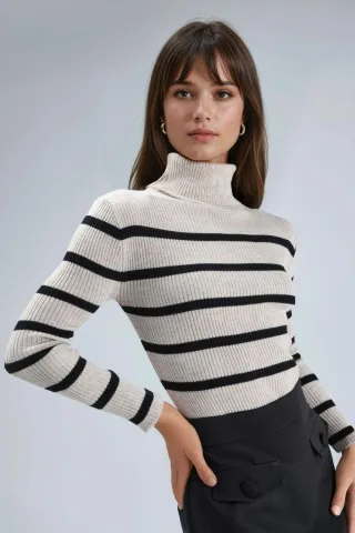 Taillierter gestreifter Rippstrickrollkragenpullover
