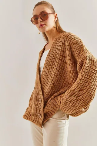 Doppelt genieteter, knopfgeknöpfter Strickpullover