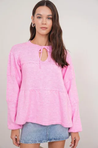 Locker gestrickter Pullover mit Bindeband