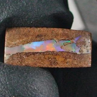 5,85 ct. Boulder Pipe Opal aus Australien – Faszinierendes Multicolor Farbspiel