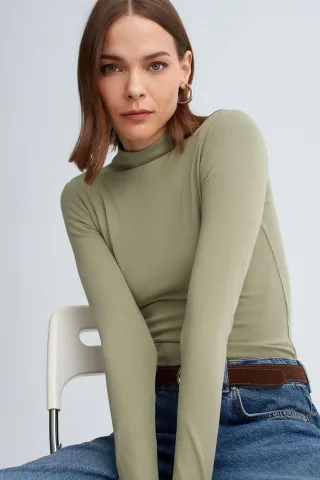 Slim Fit Langarm-Halbrollkragenoberteil