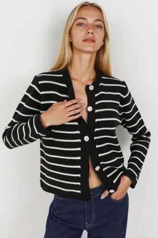 Gestreifter Strickcardigan mit Knöpfen