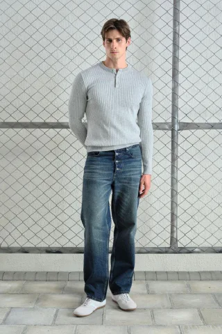 Slim Fit Rundhalsausschnitt T-Shirt mit Knopfdetails