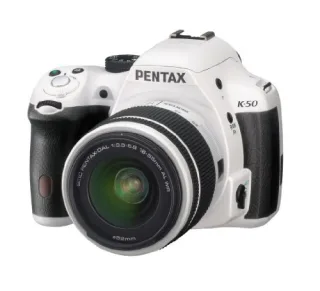 Pentax K-50 [16MP Full HD 3"] weiß inkl. smc DA 18-55mm 1:35-56 AL WR Objektiv
