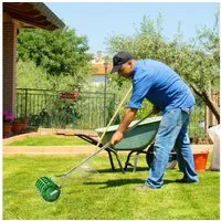 Outsunny Gartenpflege-Set Rasenlüfter, Aerifizierer für Rasen, manuell, mit 30 Eisenspikes, 45cm Breite, für Höfe Rasen