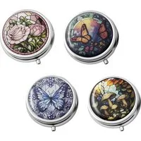 The Beauty House Pillendose Kompakte Pillendose im Glasfenster-Stil, mit Schmetterling, Rose, Pilzen & Naturmotiven
